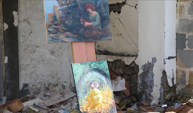 Hatay'da sanatçılar yıkıntıların arasında eserlerini sergiledi