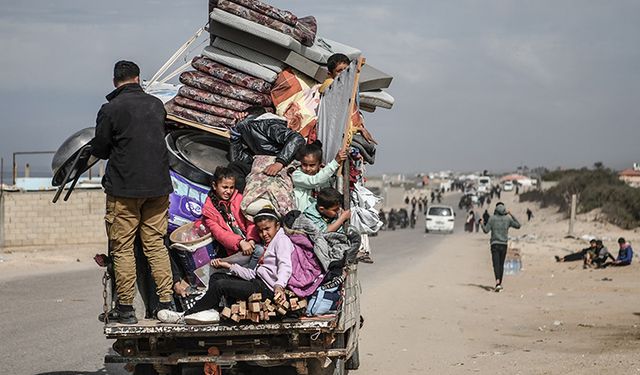 Refah'taki yerinden edilmiş Filistinliler yeni saldırı korkusuyla tersine göçe yöneliyor