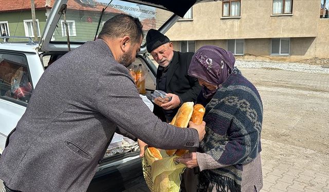 Gurbetçiler, 4 yıldır ramazanda mahalle halkına iftarlık dağıtıyor