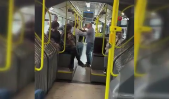 Metrobüste sıra kavgası: İki yolcu birbirine girdi