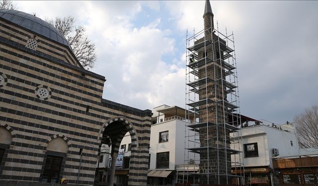 Diyarbakır'da depremde hasar gören tarihi Dört Ayaklı Minare restore ediliyor