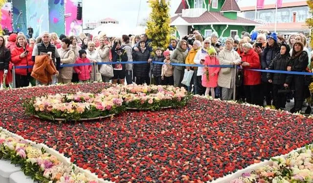 Rus pastacılardan kadınlara 8 Mart hediyesi: Dünyanın en büyük meyveli pastası