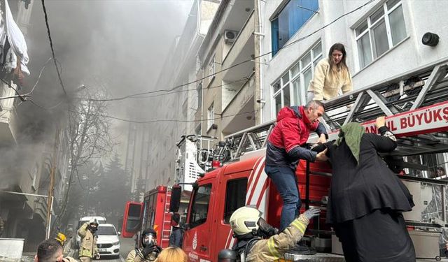 Esenyurt'ta 5 katlı binada yangın çıktı