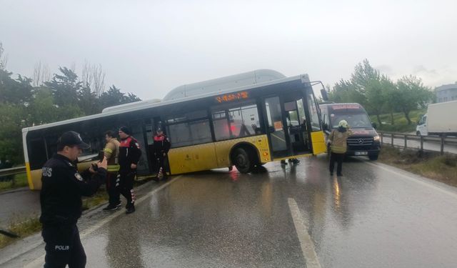 Büyükçekmece'de yağmurda kayan İETT otobüsü bariyerlere çarpı: Yaralı yok