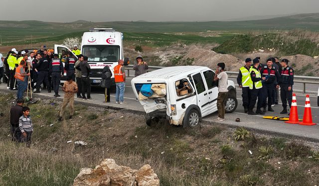 Sivas'ta iki ticari araç kafa kafaya çarpıştı: 10 yaralı