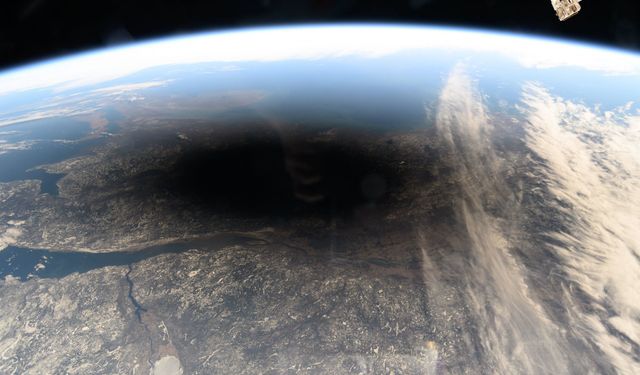Astronotlar tam güneş tutulmasının görüntülerini uzaydan paylaştı