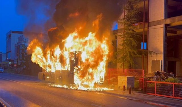 Sultanbeyli'de İETT otobüsü böyle yandı-İzle