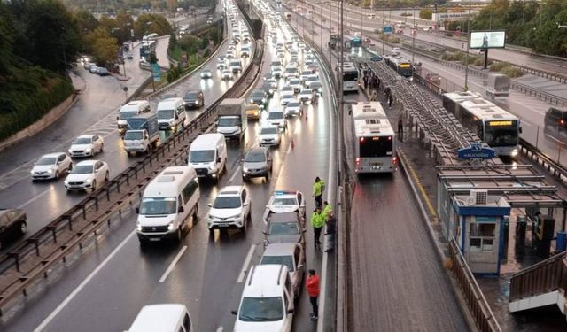 İstanbul'da yağışlı havanın da etkisiyle trafik yoğunluğu
