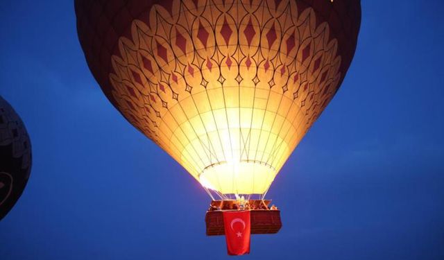 Kapadokya'da balonlar 23 Nisan için havalandı