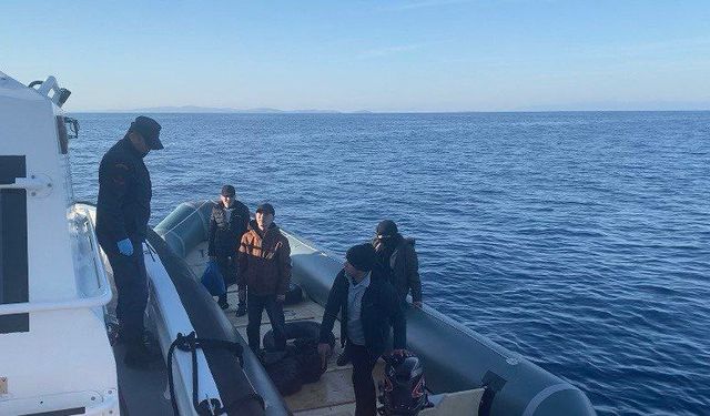 Çanakkale'de arızalanan bottaki 4 kaçak göçmen kurtarıldı
