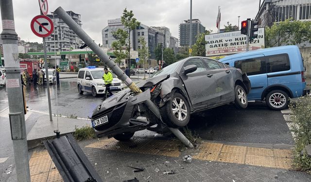 Kağıthane'de yağmur sebebiyle 3 araç kaza yaptı: 3 yaralı