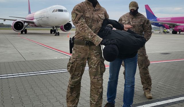 Almanya'da aranan cinayet şüphelisi Türk uçakta yakalandı