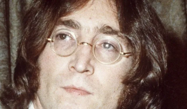 50 yıl sonra bulundu: John Lennon'un kayıp gitarı 2.9 milyon dolara satıldı