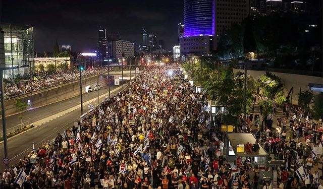 İsrailli esirlerin aileleri, esir takası anlaşması talebiyle Tel Aviv’de cumartesi protestolarını sürdürdü