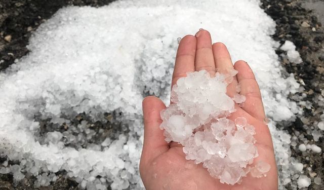 Bayburt’ta fındık büyüklüğünde dolu yağdı