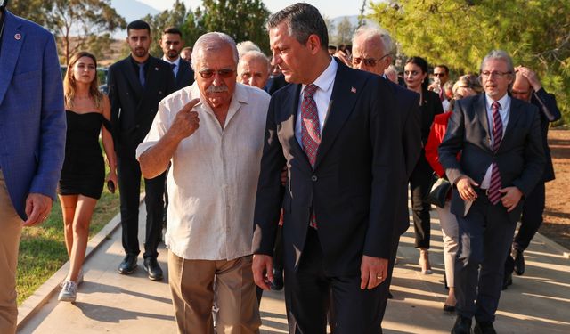 CHP Genel Başkanı Özel, KKTC'de Denktaş ve Küçük'ün anıt mezarlarını ziyaret etti
