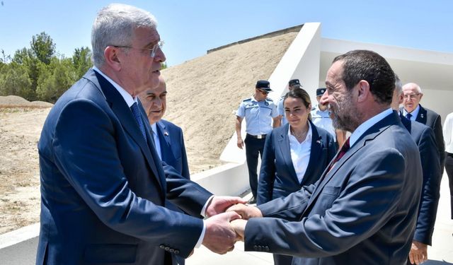 İYİ Parti Genel Başkanı Dervişoğlu, Denktaş'ın anıt mezarını ziyaret etti