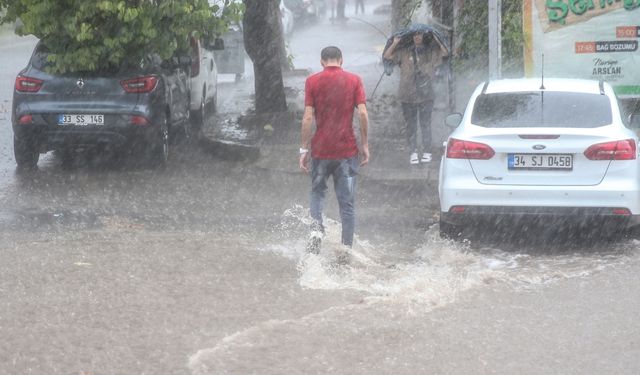 Mersin'de sağanak yağış etkili oldu