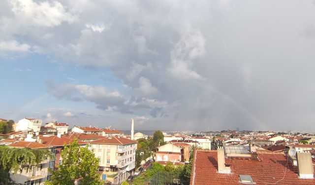 İstanbul semalarında oluşan gökkuşağı görsel şölen oluşturdu