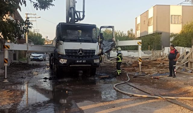 Beton pompası aracı elektrik direğine çarptı: 2 yaralı