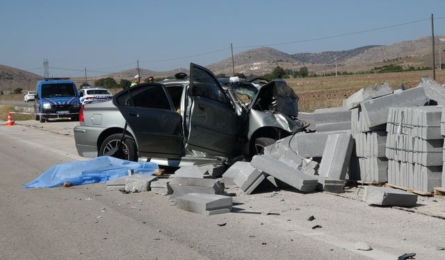 Bordür taşına çarpan otomobildeki karı koca öldü: Çocukları yaralandı