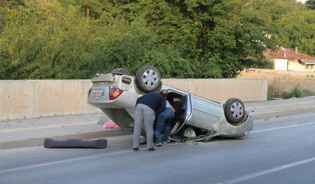 Devrilen otomobildeki aynı aileden 4 kişi yaralandı