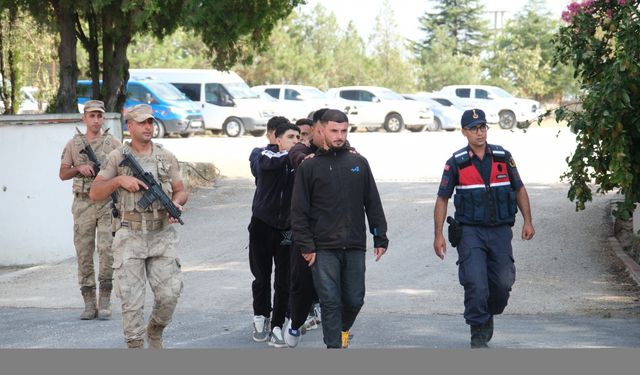 Hafif ticari araçta 6 düzensiz göçmen yakalandı