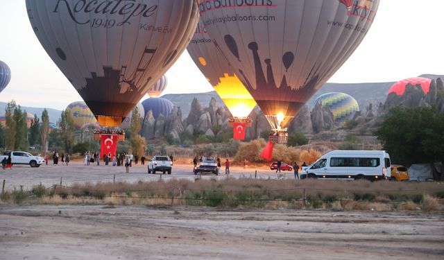 Kapadokya'da balonlar 30 Ağustos Zafer Bayramı dolayısıyla Türk bayraklarıyla uçtu