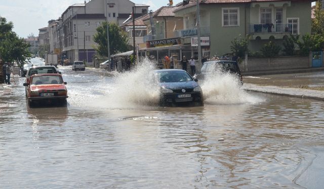 Karaman'da sağanak yağış hayatı olumsuz etkiledi