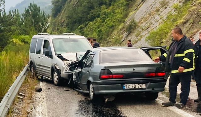 Otomobil ile hafif ticari aracın çarpışması sonucu 7 kişi yaralandı