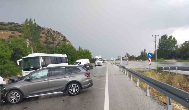 Burdur-Fethiye kara yolunda iki otomobil çarpıştı: 6 yaralı