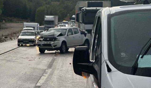 Burdur’da kamyonet önce önündeki tıra, ardından arkasından gelen kamyona çarptı: 4 yaralı