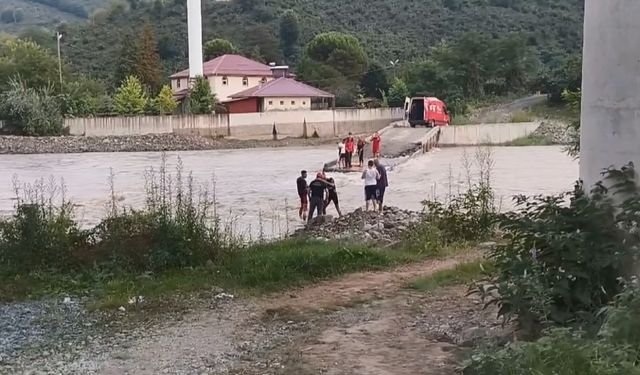 Cami imamı itfaiye ekiplerince dereden karşıya geçirildi