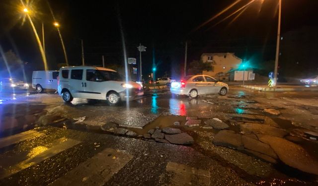 Kahramanmaraş’ta şiddetli yağmur hayatı felç ederken yol yarıldı