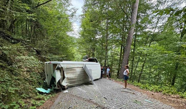 Kamp için Yedigöller’e gelen çiftin karavanı devrildi