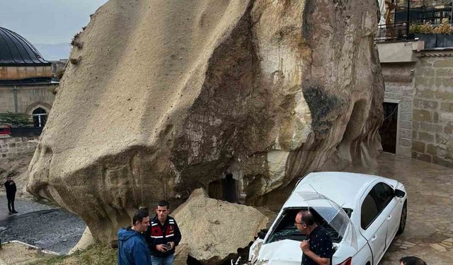 Kapadokya Avanos'u sel vurdu: Düşen kayalar 3 araçta hasar oluşturdu