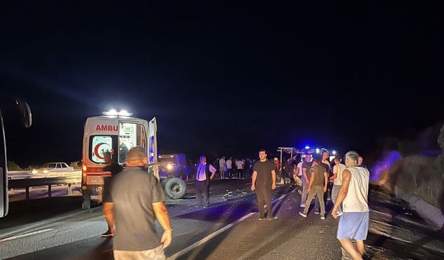 Mardin’de otomobil traktöre çarptı: 2 ölü 3 yaralı