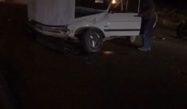 Seyir halindeyken manevra yapan sürücü sol şeritten gelen otomobile çarptı: 5 yaralı