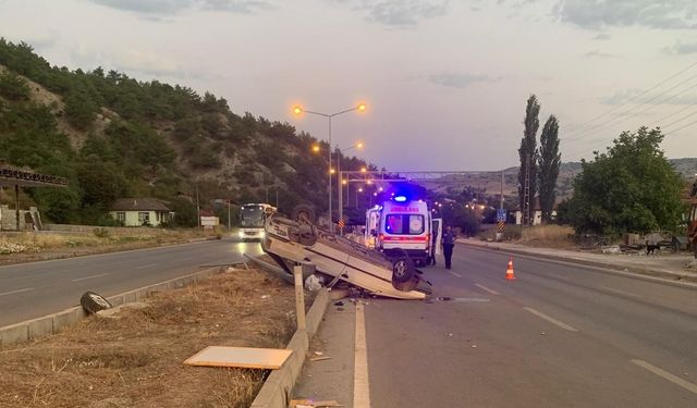 Taşova'da refüje dalan otomobil direğe çarptı: 4 yaralı