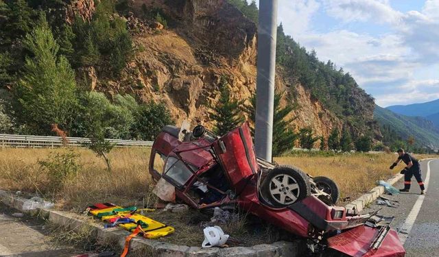 Tofaş marka araç kazada paramparça oldu: 1 ölü, 9 yaralı