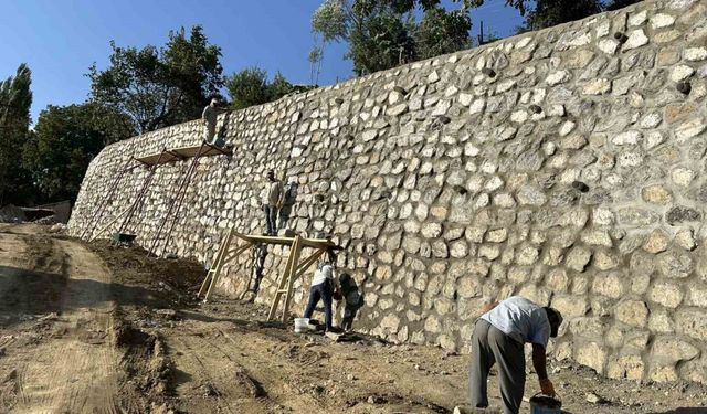 Yüksekova'nın Irak sınırında istinat duvarı çalışması sürüyor