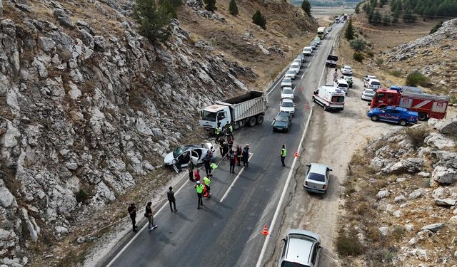 Göksun'da kamyonla çarpışan otomobildeki 2 kişi öldü