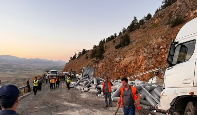 Göksun'da kumaş yüklü tırın devrilmesi sonucu yol trafiğe kapandı