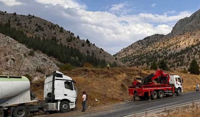 Göksun'da makas atan tır nedeniyle kara yolu 2,5 saat ulaşıma kapandı