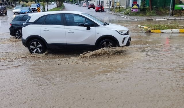 Isparta'da sağanak yağış hayatı olumsuz etkiledi