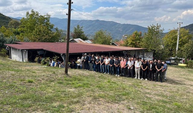 Kocaeli'de denizde boğulan iki kardeş defnedildi