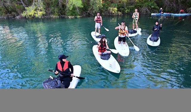 Manavgat Baraj Gölü'nü gençler kürek sörfüyle temizledi