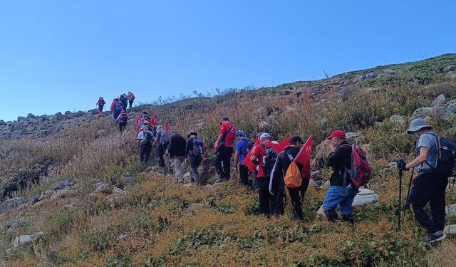 Sivas Kongresi'nin 105. yıl dönümünde dağcılar Yıldız Dağı'na tırmandı