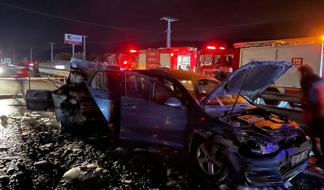 Zincirleme kazada yanan otomobildeki çift feci şekilde can verdi