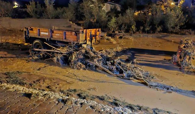 Alaca'yı sel vurdu: Sağlık ocağının duvarı yıkıldı araçlar mahsur kaldı yollar göle döndü